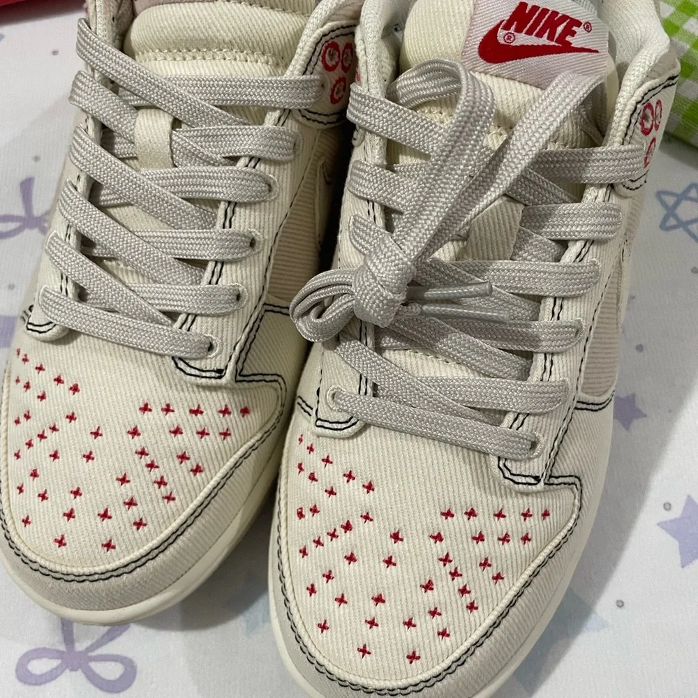 Nike Low-Top Sneakers in Cream with Red Details